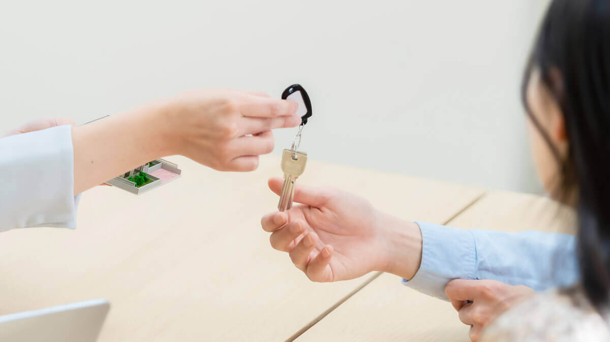 部屋の鍵の受け渡し　イメージ